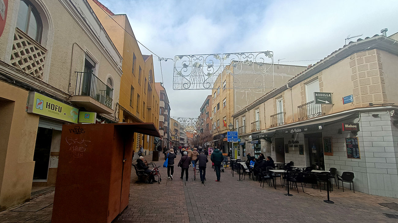 Una calle de Leganés con adornos navideños