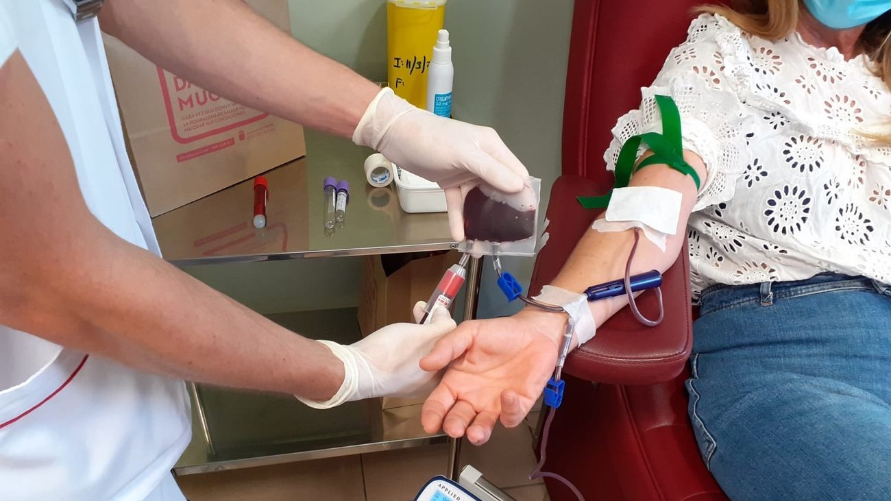 Una persona donando sangre