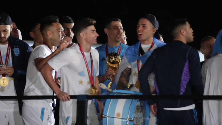 Los jugadores argentinos celebran en el autobús / EFE
