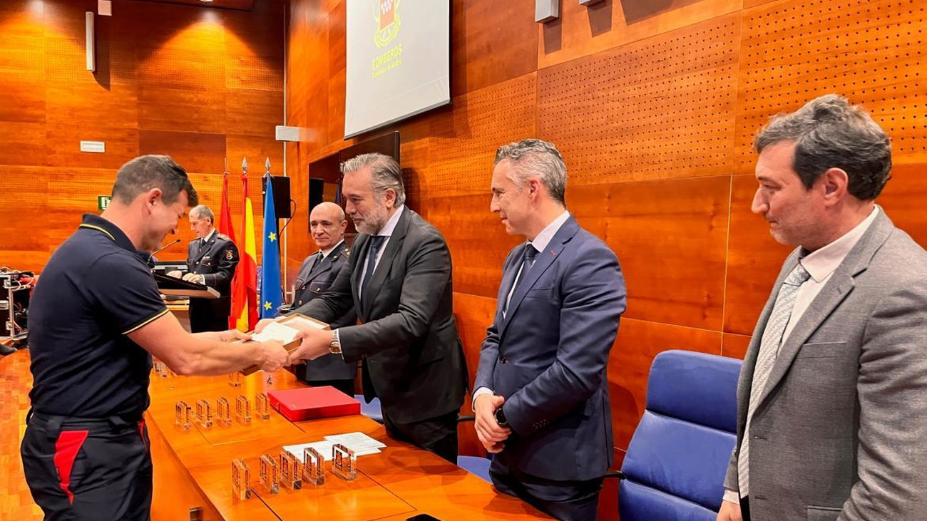 La Comunidad homenajea a los bomberos ejemplares del año