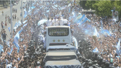 Locura en Buenos Aires, más de 4 millones de argentinos salen a la calle para ver a los campeones del mundo
