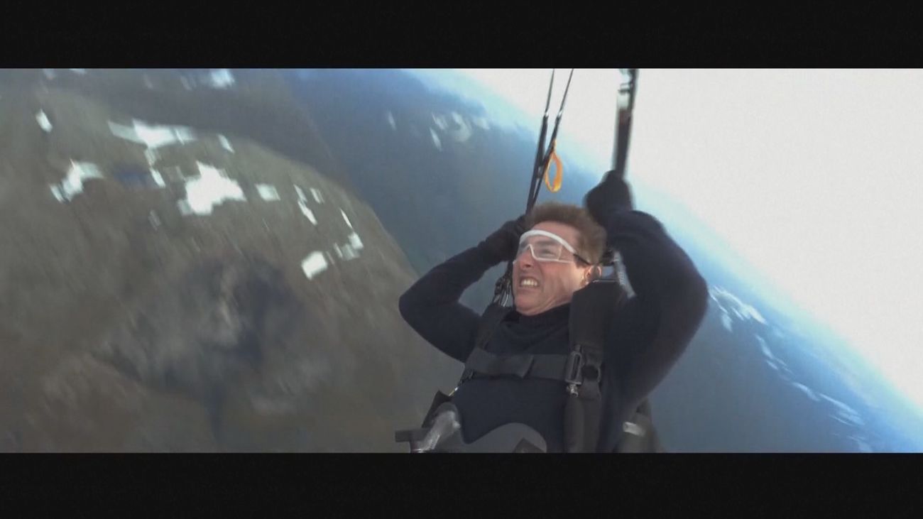 Tom Cruise desafía la edad y el peligro lanzándose en moto por un acantilado