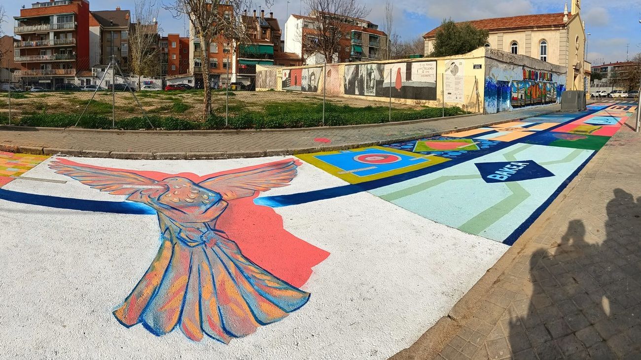 El mural realizado por escolares de Puente de Vallecas para reclamar la paz en el mundo
