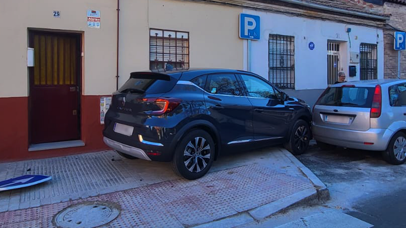 Los vecinos de Villaverde Alto, cansados de que los vehículos se estrellen contra sus fachadas