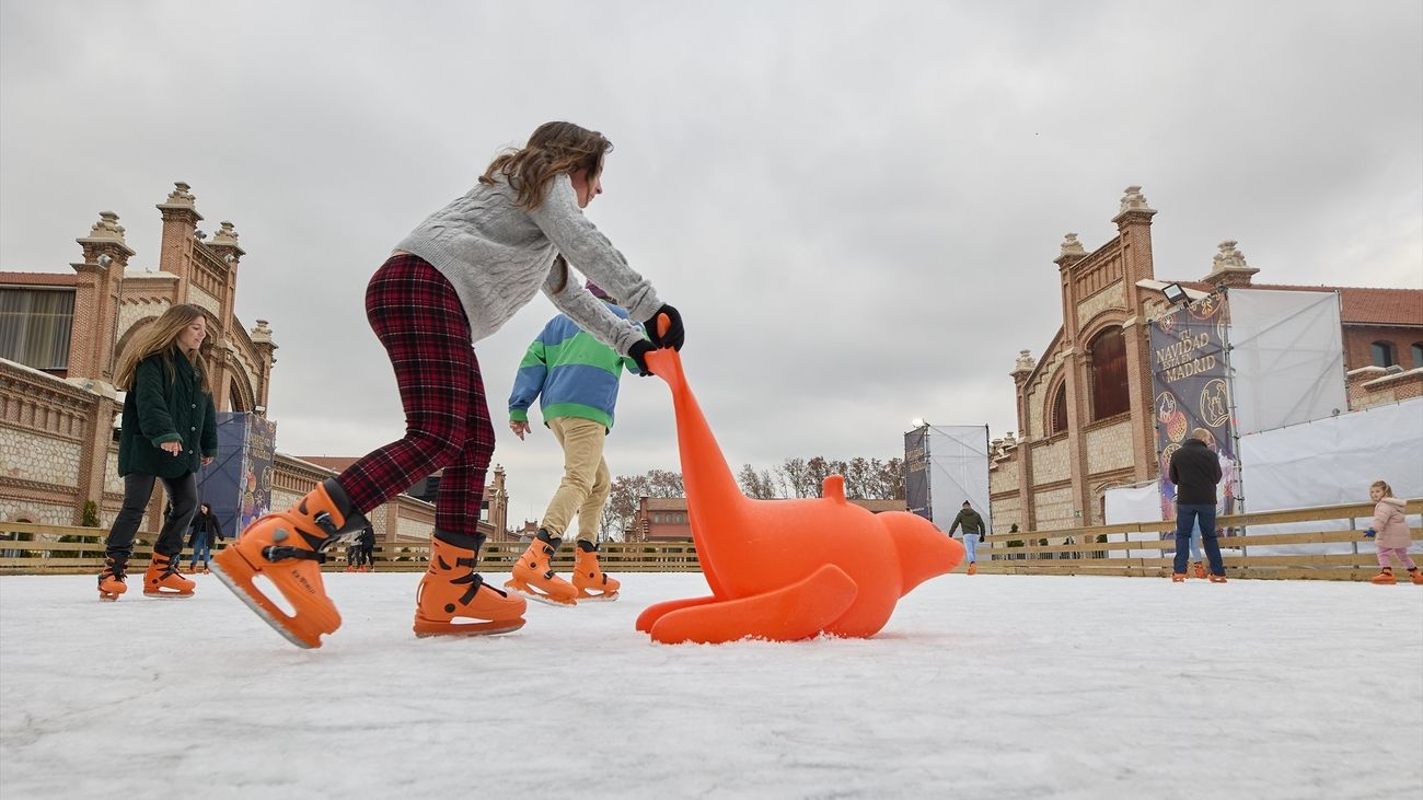Varias personas en la pista de patinaje sobre hielo de Matadero