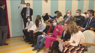 La reina Letizia y Ayuso visitan el laboratorio teatral del Hospital Niño Jesús