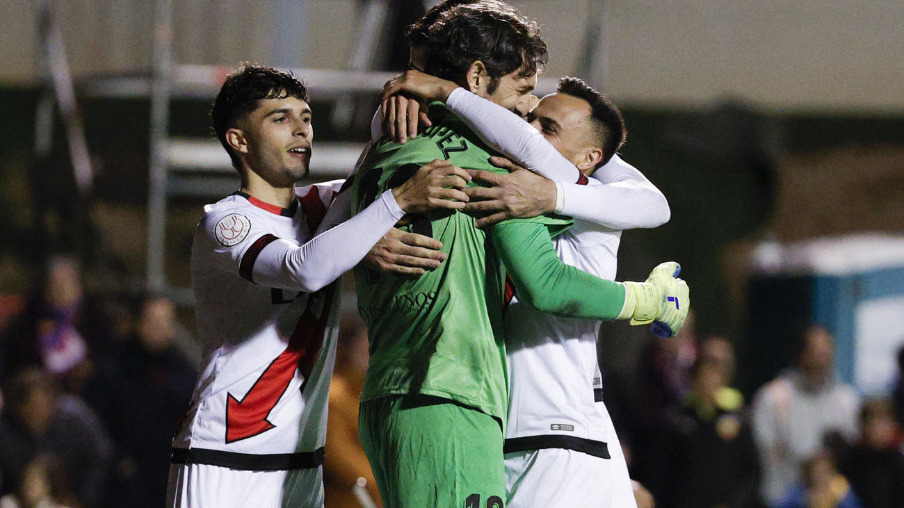 Los penaltis salvan al Rayo en la Copa ante el Atlético Saguntino