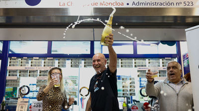 Lluvia de premios en la estación de Moncloa: el Gordo, un cuarto y un quinto