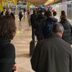 Largas colas de pasajeros en el aeropuerto de Barajas por la huelga de vigilantes