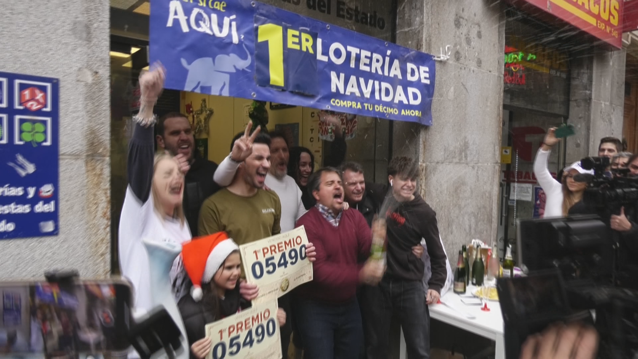 Así se ha vivido el momento del Gordo de Navidad en la administración de lotería El Elefante