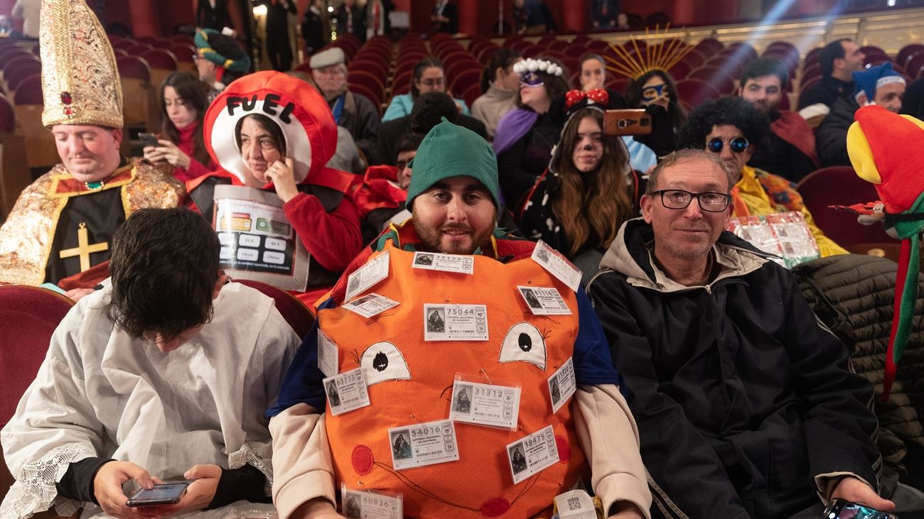 Varias personas disfrazadas al inicio del Sorteo Extraordinario de la Lotería de Navidad 2022, en el Teatro Real de Madrid, a 22 de diciembre de 2022, en Madrid