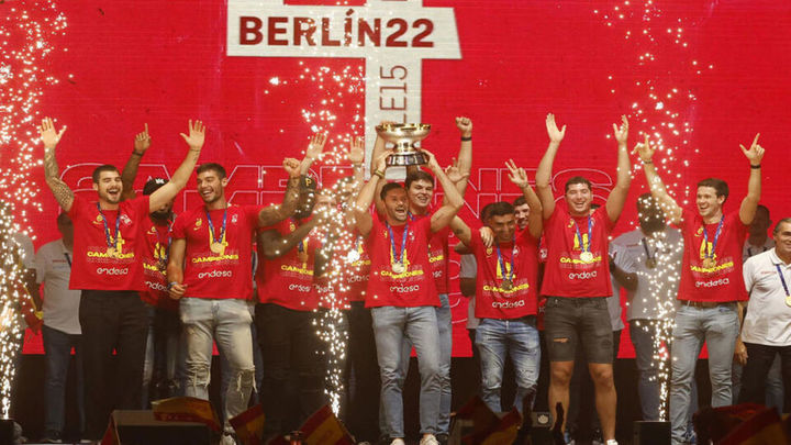 Los jugadores de la Selección española de Baloncesto celebran el triunfo en el Eurobasket / Telemadrid