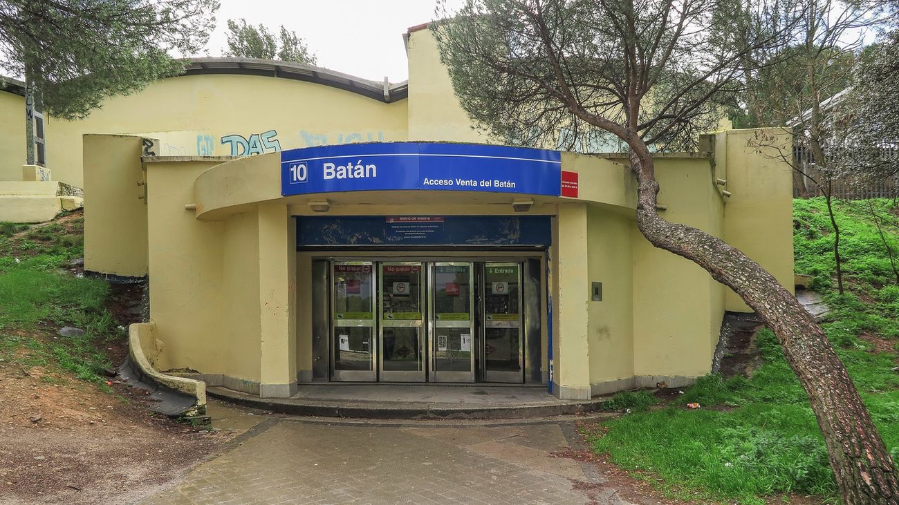 Agreden a una joven y la empujan por la escalera en la estación de Metro de Batán para robarle el móvil