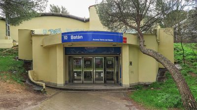 Agreden a una joven y la empujan por la escalera en la estación de Metro de Batán para robarle el móvil