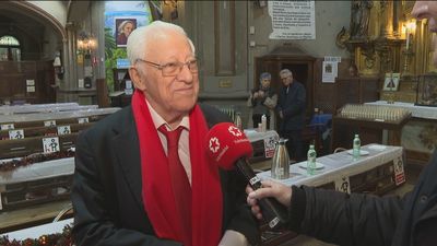 El Padre Ángel prepara la tradicional cena de Nochebuena de Mensajeros de la Paz