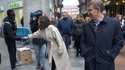 Feijóo y Ayuso comparten paseo navideño por el centro de Madrid