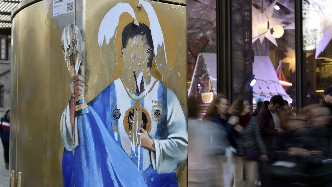 Destrozan el mural de Leo Messi con la copa del mundo del artista urbano Tvboy en Barcelona