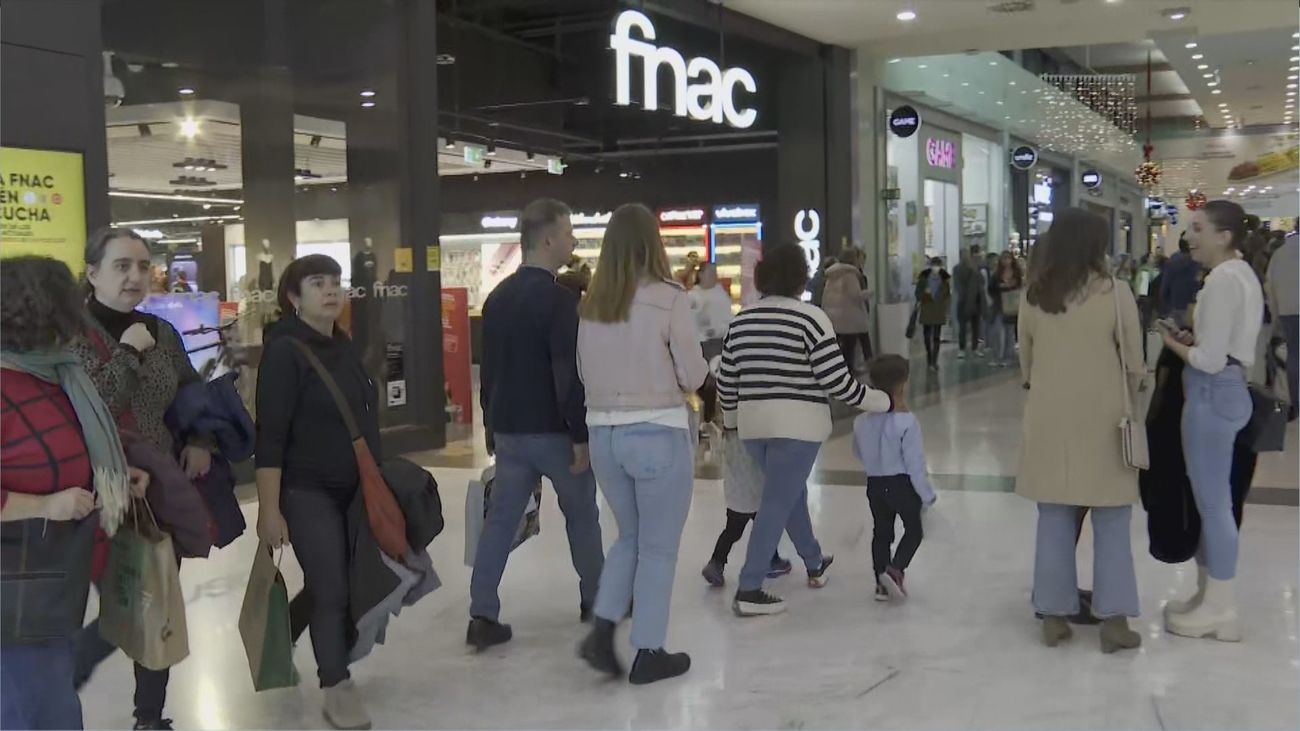 Calles y centros comerciales repletos  por las compras de Navidad