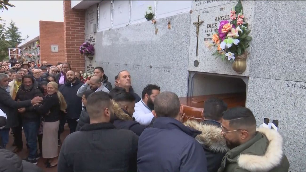 Multitudinario entierro de Fernando en el cementerio de Carabanchel