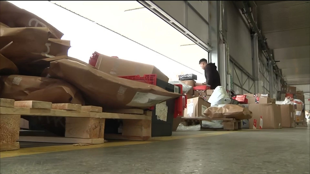 Los repartidores viven una de las jornadas más intensas del año por el auge de las compras online