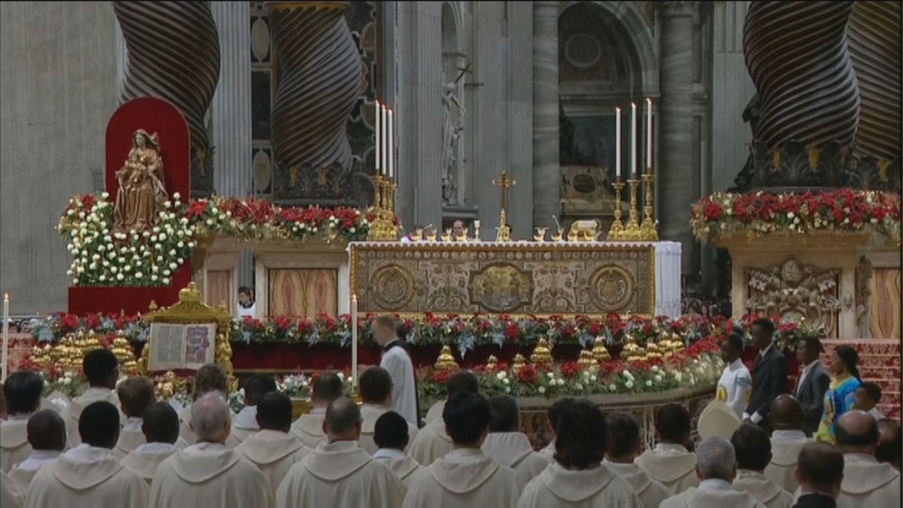 El Papa denuncia en misa del gallo una humanidad insaciable de poder y dinero