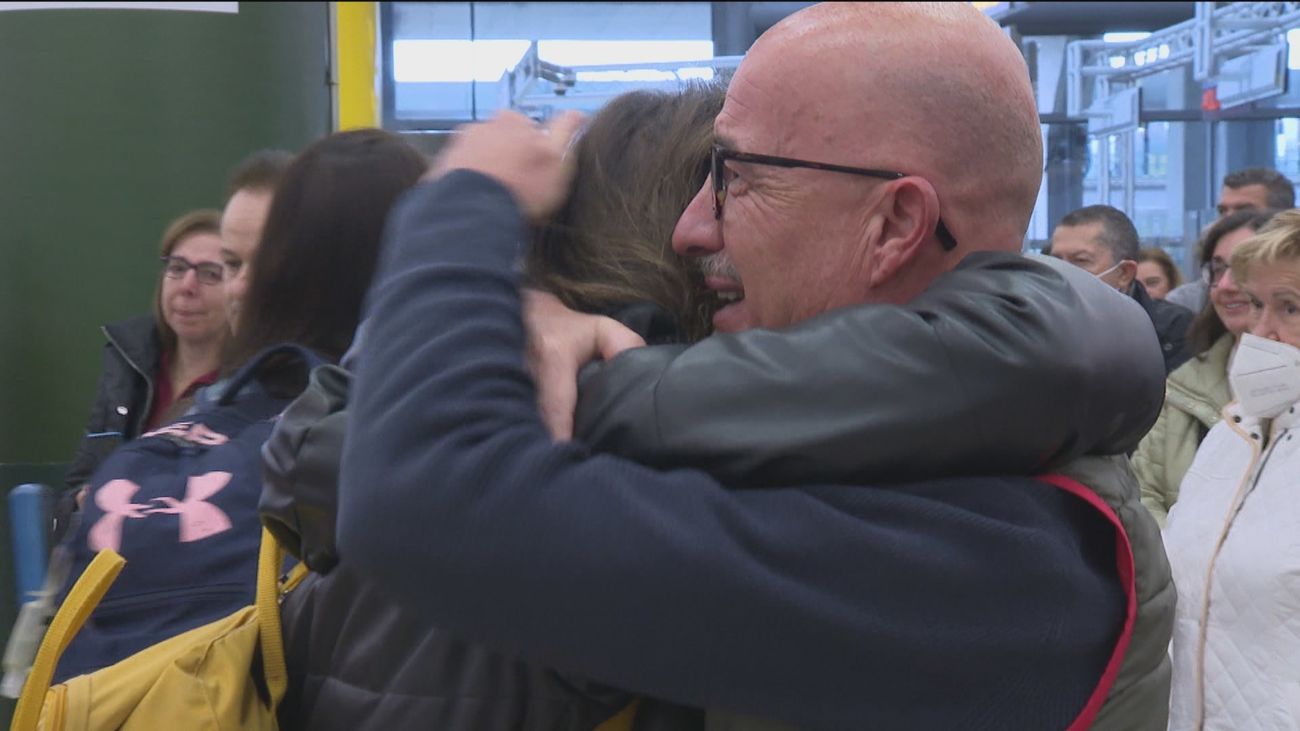 La Nochebuena regala reencuentros preciosos en Barajas y Atocha