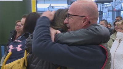 La Nochebuena regala reencuentros preciosos en Barajas y Atocha