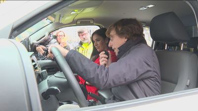 Almeida y Villacís visitan los servicios de emergencias  para felicitar la Navidad a los trabajadores en Nochebuena