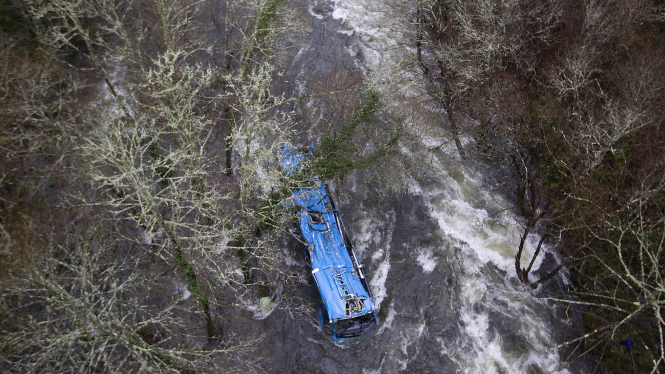 Seis muertos tras caer un autobús a un río en Pontevedra