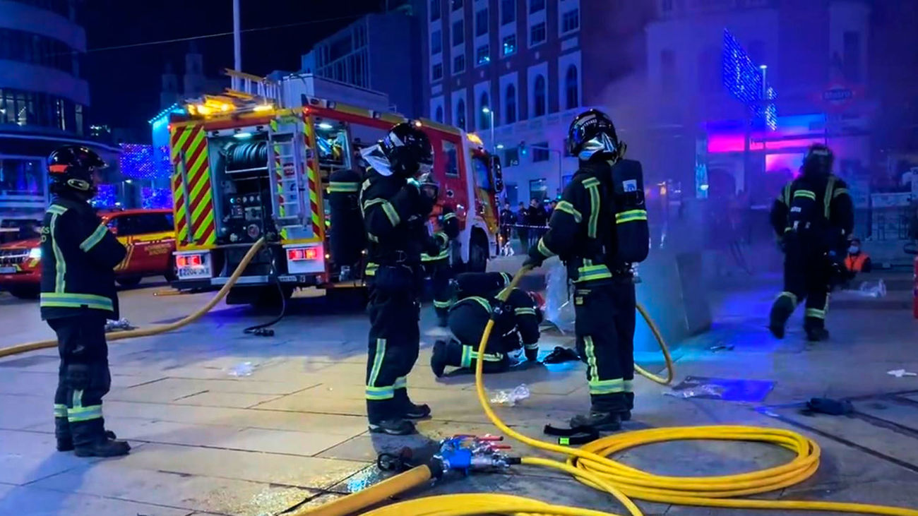 Bomberos de Madrid trabajan en la Plaza de Callao para extinguir el incendio en una galería de servicios