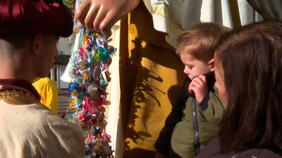 Los niños de Torrejón de Ardoz entregan sus chupetes al Ángel Raguel