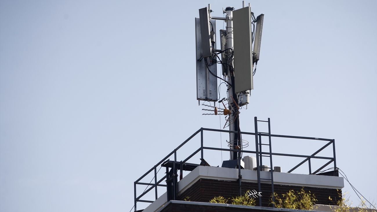 Imagen de una antena de telefonía en el tejado de una casa en la ciudad de Madrid