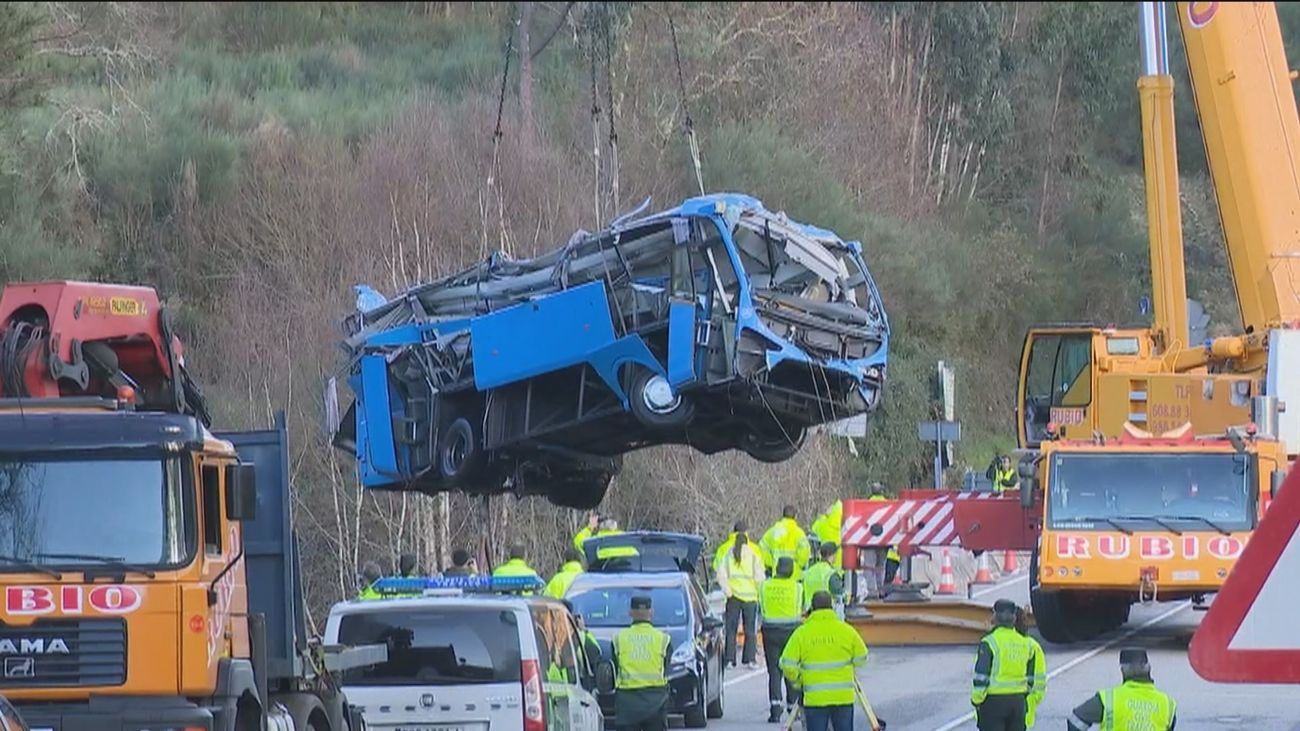 Logran sacar del río Lérez el autobús accidentado en Pontevedra