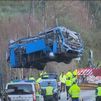 Logran sacar del río Lérez el autobús accidentado en Pontevedra