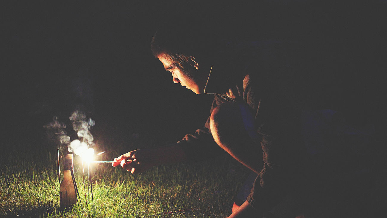 Tirar petardos 'no es un juego de niños', y es peligroso, esto es lo que debes saber antes de  'encender' uno