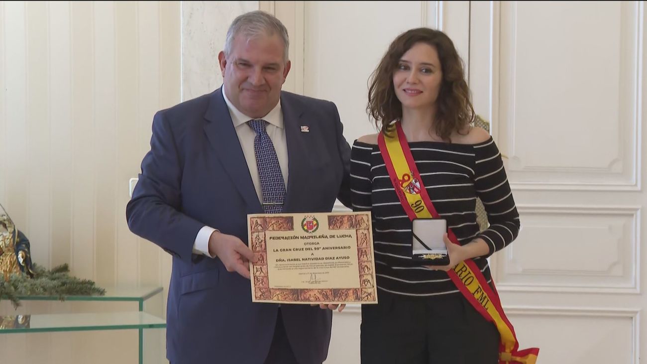 Díaz Ayuso recibe la banda y gran cruz de la Federación Madrileña  de Lucha en su 90º aniversario