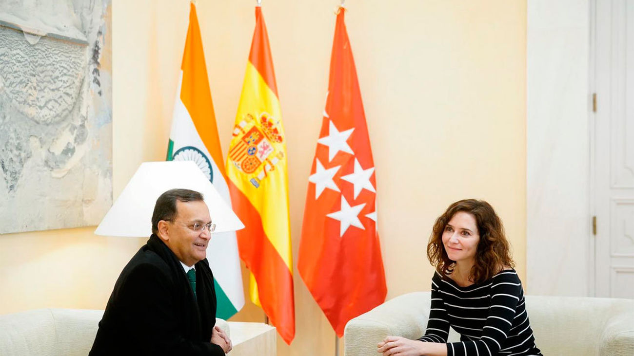 Ayuso recibe al embajador de India en España, Dinesh Kumar Patnaik