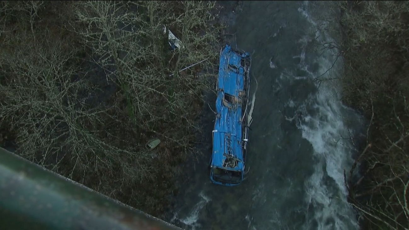 Intentan izar el autobús siniestrado en Pontevedra