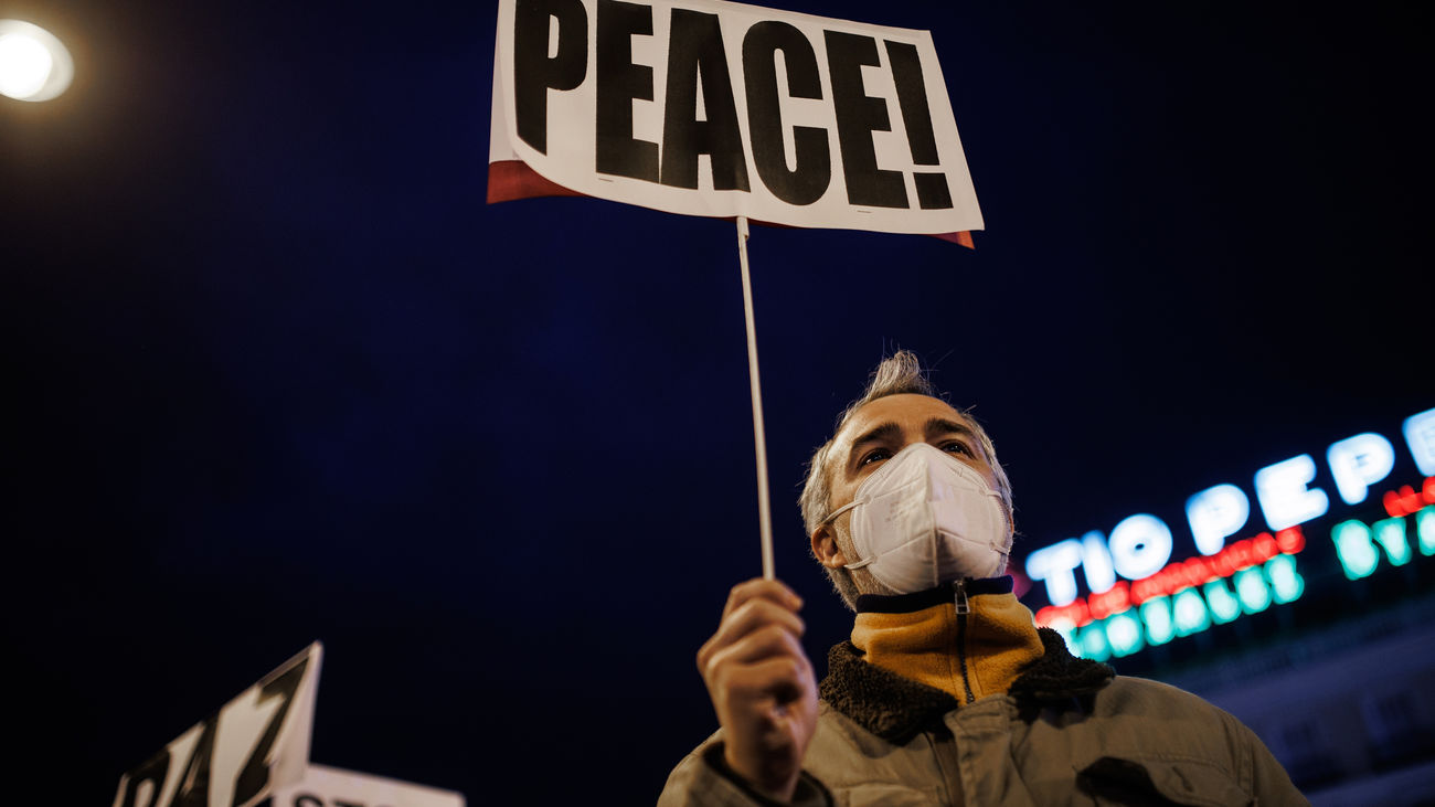 Un hombre sostiene un cartel a favor de la paz en Ucrania durante una concentración en la Puerta del Sol de Madrid