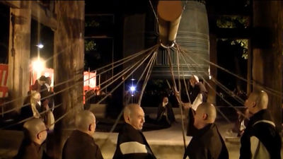 Desde romper la vajilla contra puertas a lanzar agua desde la ventana: las tradiciones de Nochevieja más curiosas
