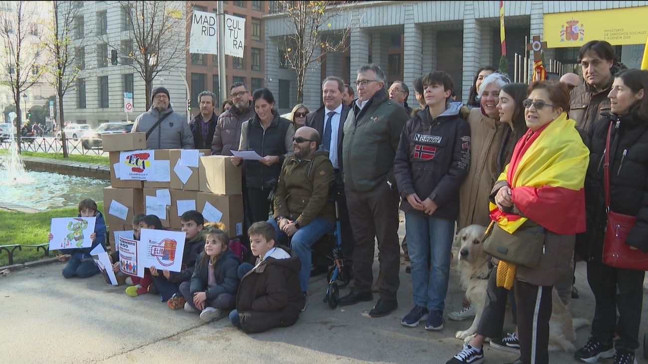 Las familias numerosas presentan 20.000 firmas contra  'la Ley de Familias'