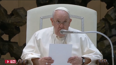 El papa Francisco pide rezar por Benedicto XVI,  que "está muy enfermo"