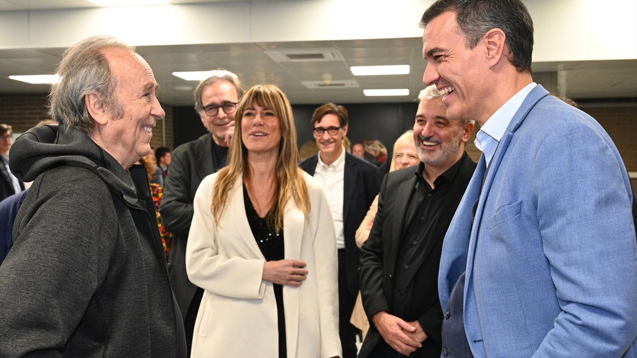 El presidente del Gobierno, Pedro Sánchez, con el cantautor Joan Manuel Serrat en su último concierto