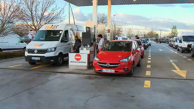 Enormes colas en las gasolineras madrileñas tras el anuncio del fin de la bonificación