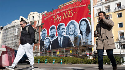 Sánchez felicita el 2023 junto a Otegi y Rufián en una lona gigante en la calle Ferraz