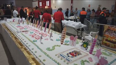 Granada celebra con una tarta gigante los cumpleaños de la pandemia