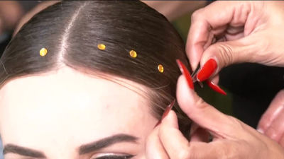 Una coleta pegada con muchos brillos, el peinado que es tendencia esta Nochevieja