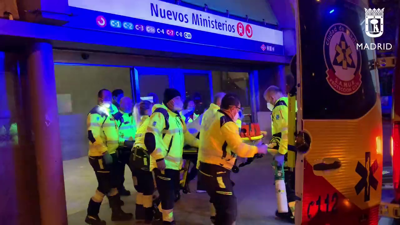 Un joven de 24 años en estado grave tras caer por el hueco de una escalera en la estación de Nuevos Ministerios de Madrid