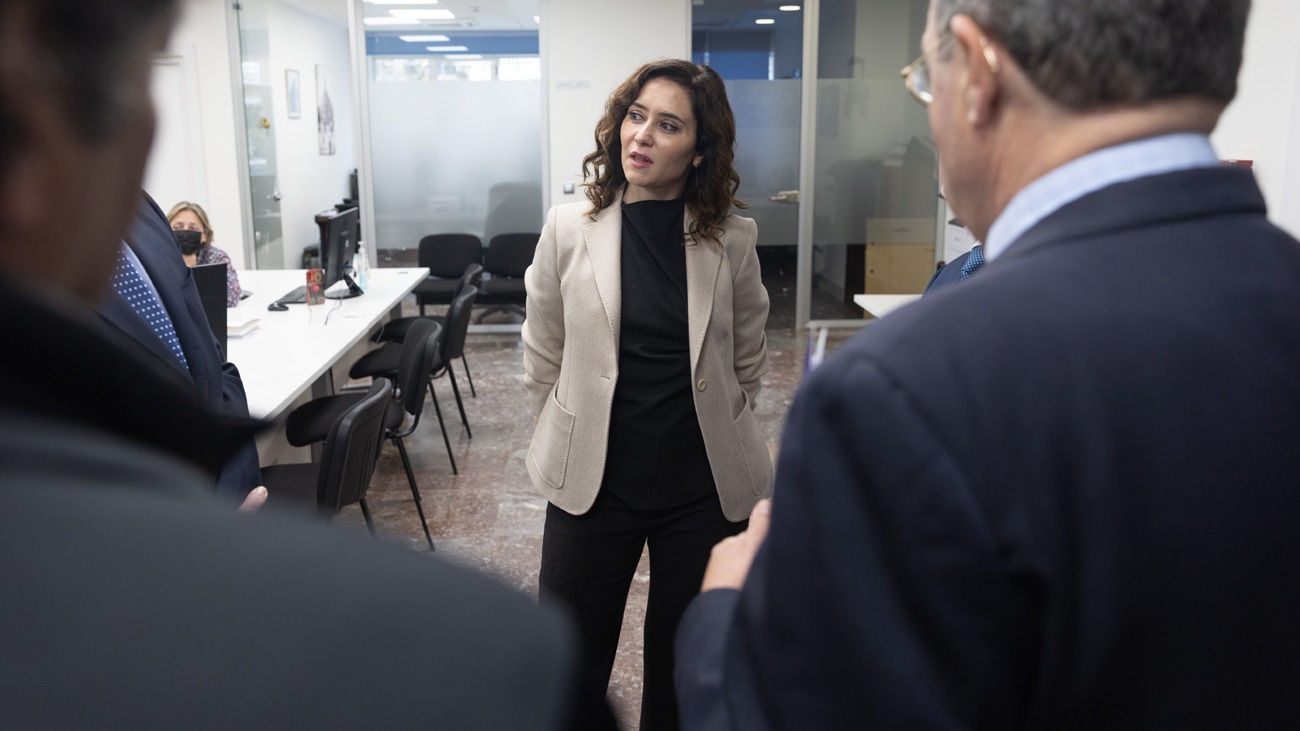 Ayuso tiende la mano al taxi y avanza que podrán circular libremente las 24 horas todos los días de la semana