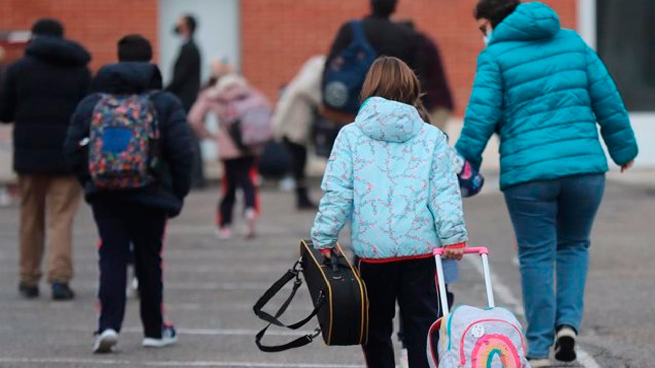 Una niña a su llegada a clase
